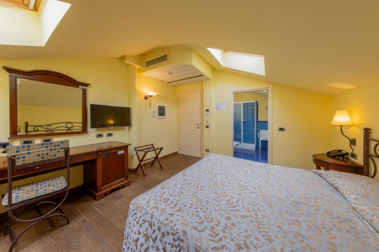 La Darsena Boutique Hotel & Restaurant Тремецо Екстериор снимка